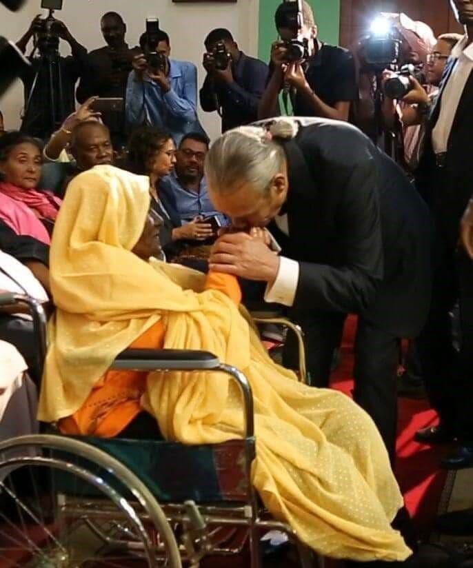 فاروق الفيشاوي يقبل يد فائزة عمسيب