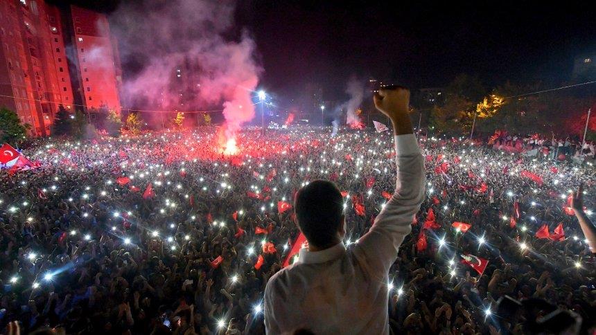 التأييد الشعبي لعمدة إسطنبول الجديد