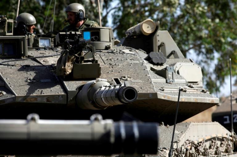 جنود إسرائيليون على دبابة على هضبة الجولان في الثا