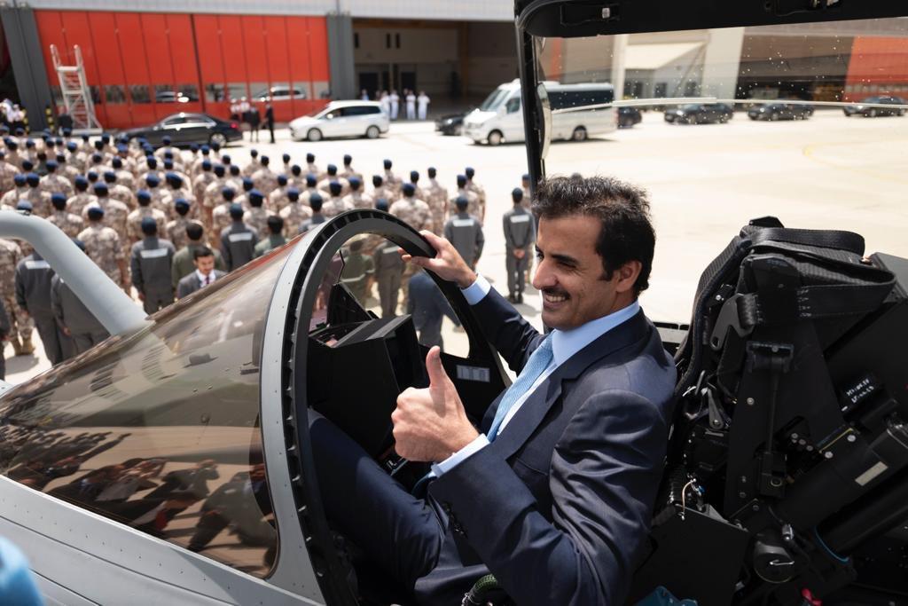 أمير قطر داخل طائرة رافال