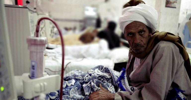 المصريون في انتظار تطبيق التأمين الصحي الجديد - أر