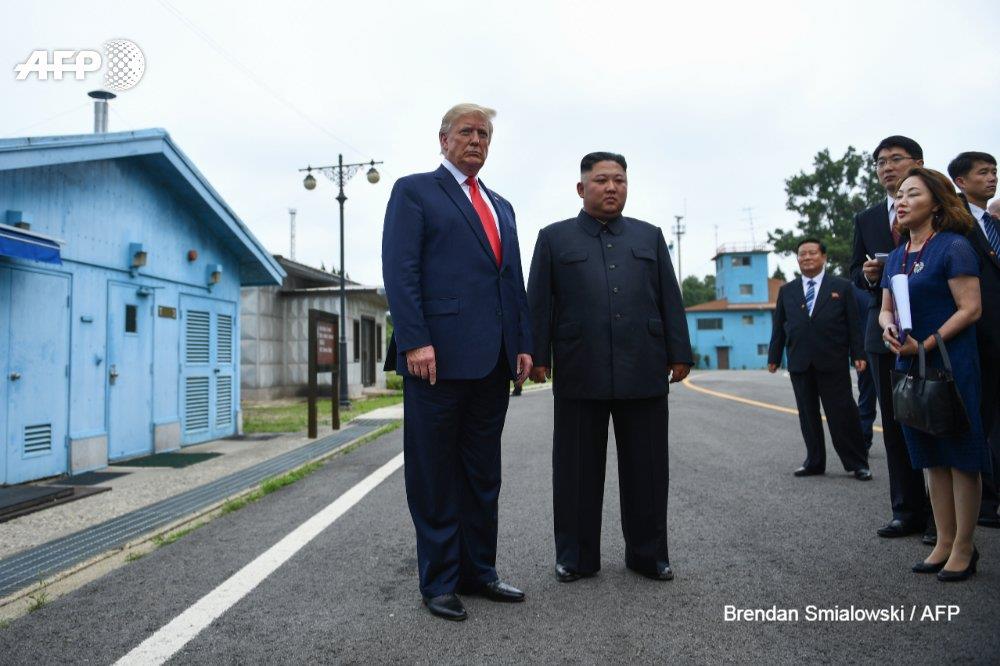 ترامب يصافح زعيم كوريا الشمالية