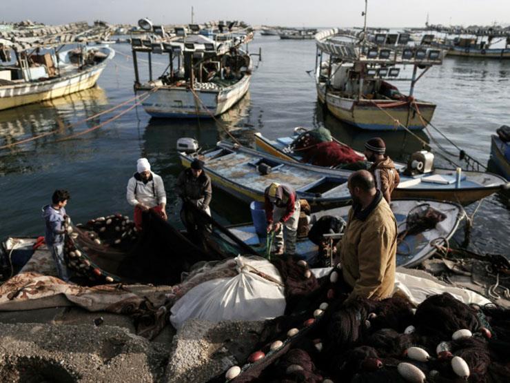 صيادون عائدون مع صيدهم إلى سواحل غزة في 2 نيسانأبر