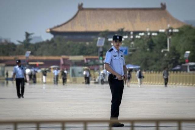شرطة في ساحة تيان انمين في بكين في 3حزيرانيونيو عش