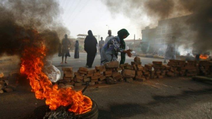 متظاهرون سودانيون يقطعون أحد الطرق بالاطارات المشت