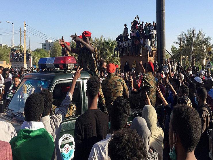اعتصام المحتجين أمام قيادة الجيش السوداني