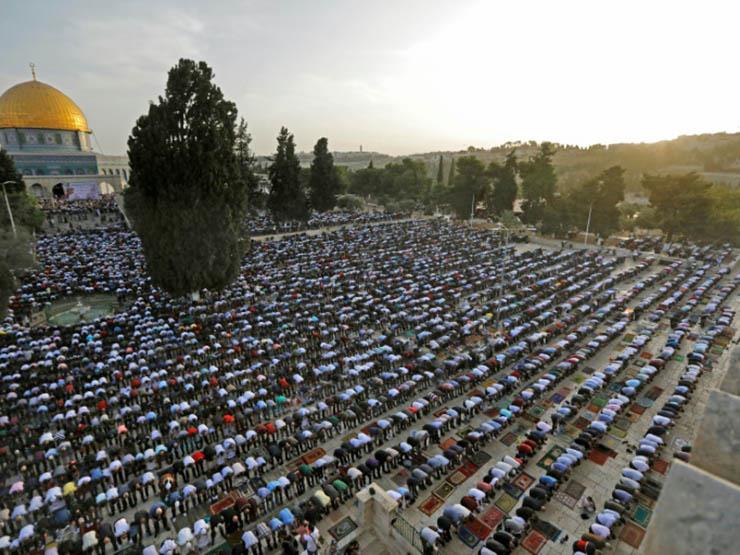 فلسطينيون يؤدون صلاة عيد الفطر في المسجد الاقصى في