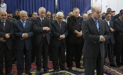 ​الرئيس الفلسطيني يؤدي صلاة عيد الفطر _أرشيفية