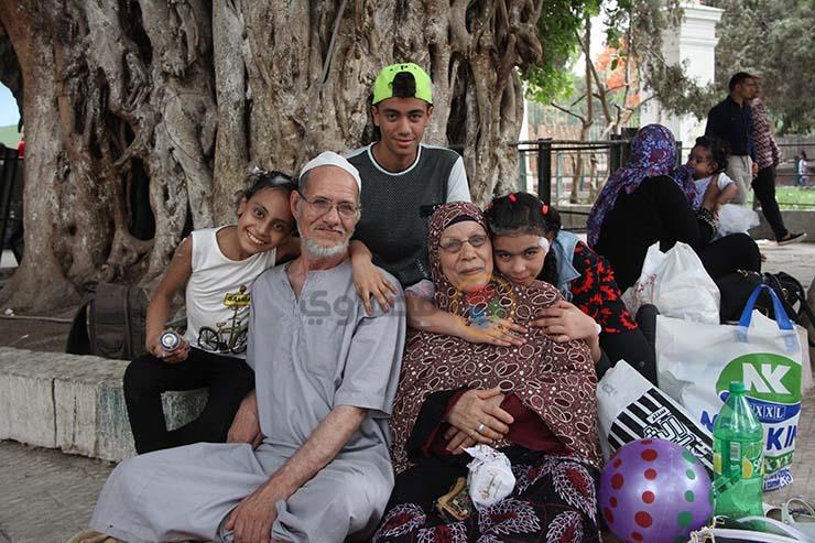 أجداد يصطحبون أحفادهم لحديقة الحيوان في العيد