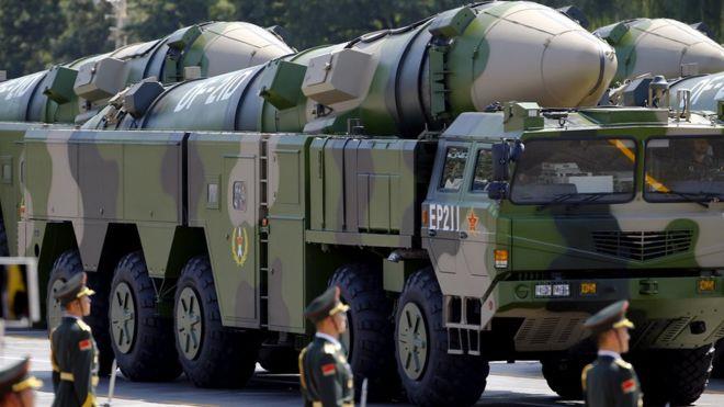 شاحنات عسكرية صينية تحمل صواريخ بعيدة المدى في است