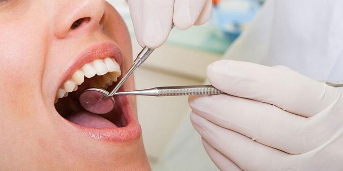  تنظيف الأسنان واللثة قد يحمي من مرض الزهايمر
