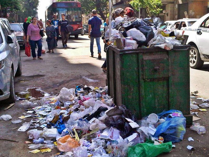 انتشار القمامة نتيجة لأضراب عاملين النظافة