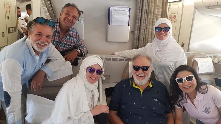 فريق مسرحية الملك لير في الطائرة