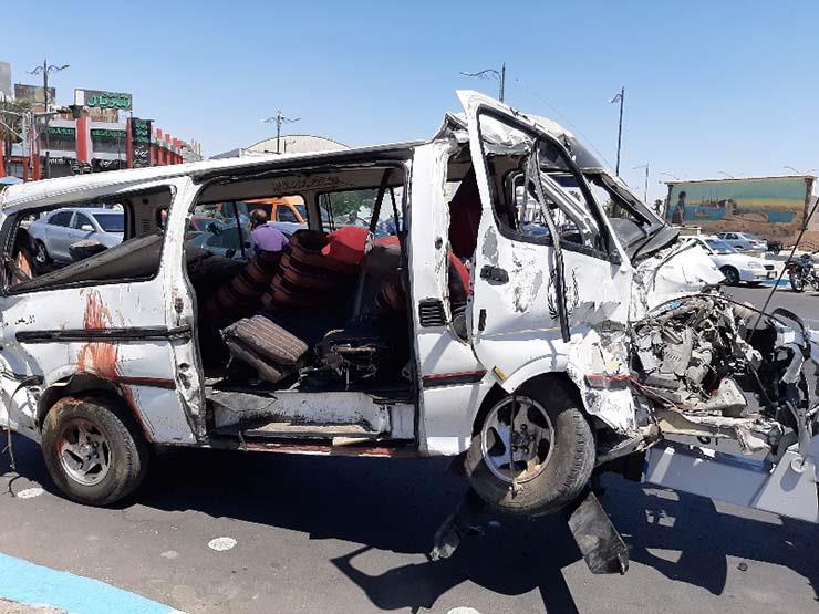 السيارة الميكروباص تهشمت في الحادث 