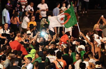 احتفالات الجزائرين بالفوز على نيجيريا