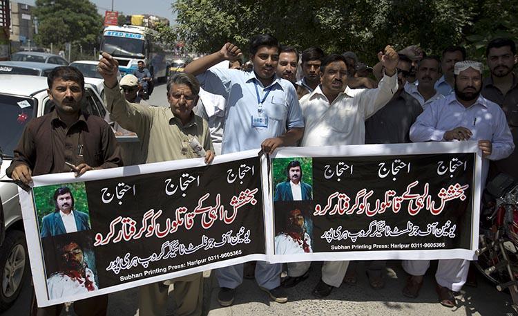 الصحفيون في باكستان ينظمون مظاهرات للاحتجاج على ال