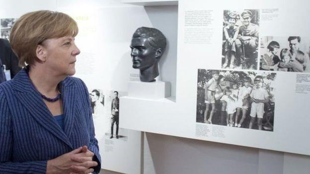 ميركل في زيارة لمعرض للصور عن محاولة اغتيال هتلر