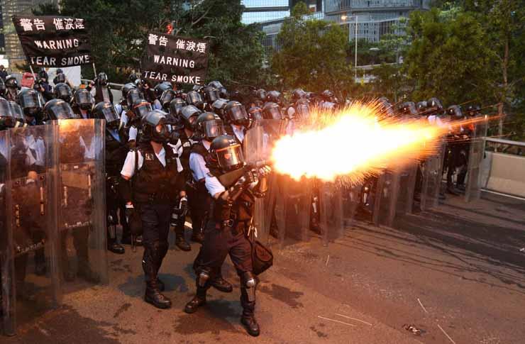 الشرطة تتعامل مع المحتجين في هونج كونج