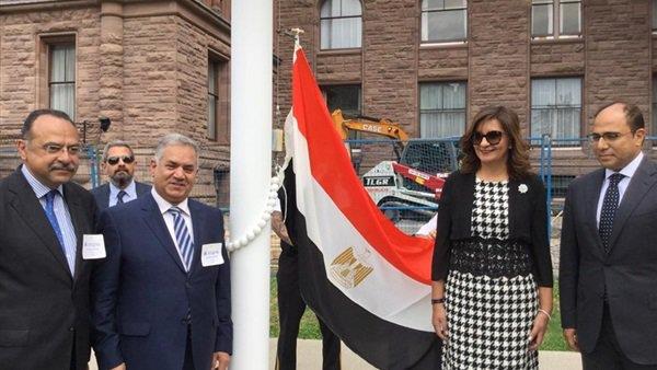 وزيرة الهجرة ترفع العلم المصري أمام مقر برلمان أون