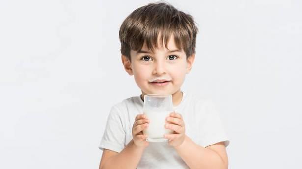 كم كوب من الحليب يحتاجه طفلك يوميًا؟