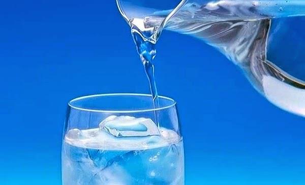 هل شرب الماء البارد مضر بالصحة؟