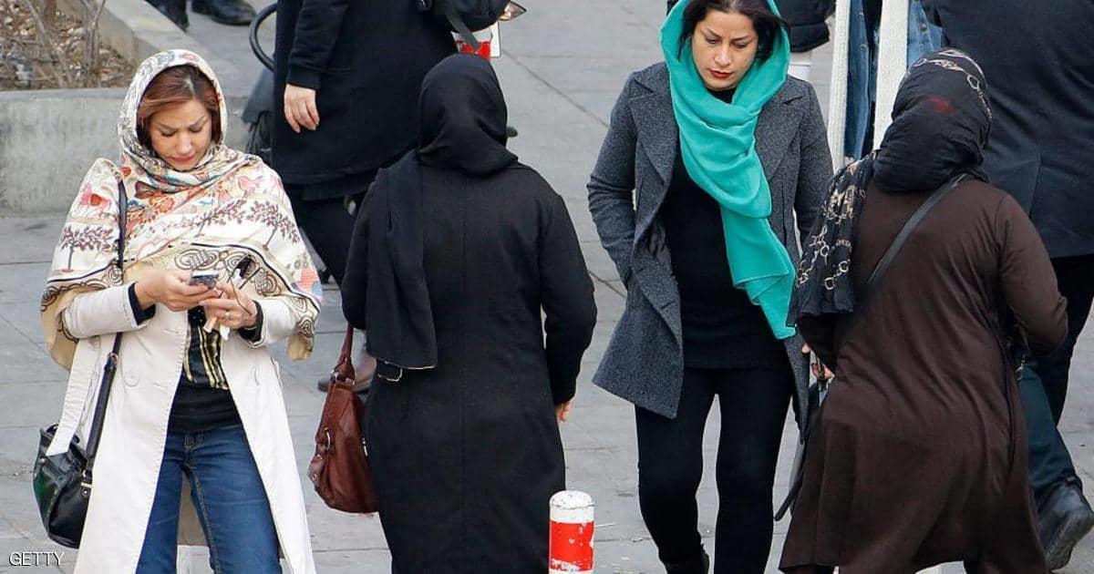 تفرض السلطات الإيرانية الحجاب على جميع النساء في ا