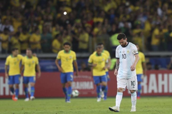 حزن ميسي بعد هدف البرازيل