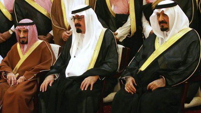 الأمير بندر (أقصى اليسار) والملك عبدالله (وسط) وول