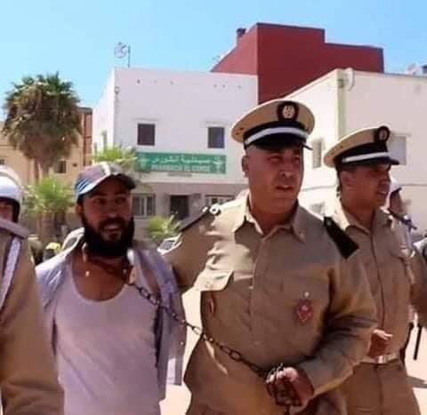 الأمن المغربي يقتاد شاب من رقبته