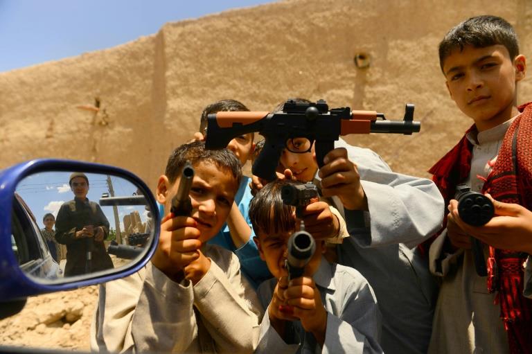 صبية أفغان يلهون بمسدسات بلاستيكية في أول أيام عيد