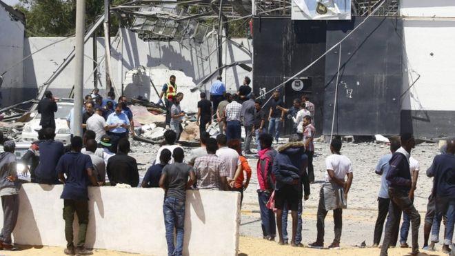 قتل في الهجوم على مركز المهاجرين في تاجوراء 44 شخص