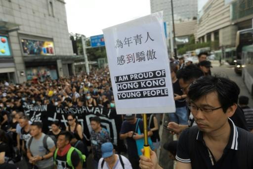 المحتجون في هونغ كونغ خلال سيرهم نحو محطة قطار