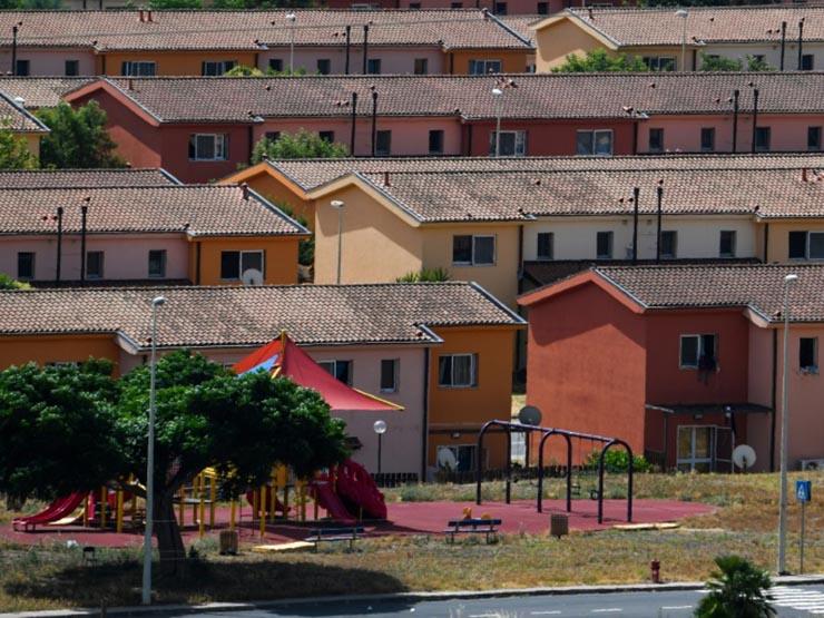 يتكون مركز كارار دي مينيو من 400 منزل صفراء وزهرية