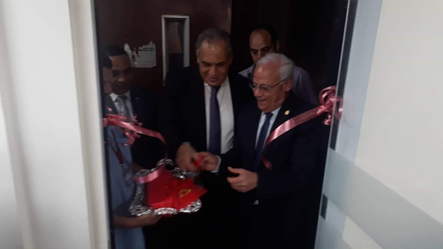 محافظ بورسعيد ونائب وزير الاتصالات خلال الافتتاح