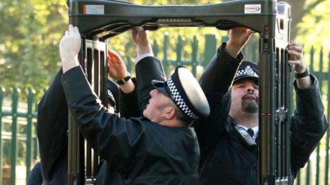 الشرطة البريطانية وضعت أجهزة اكتشاف المعادن في بعض