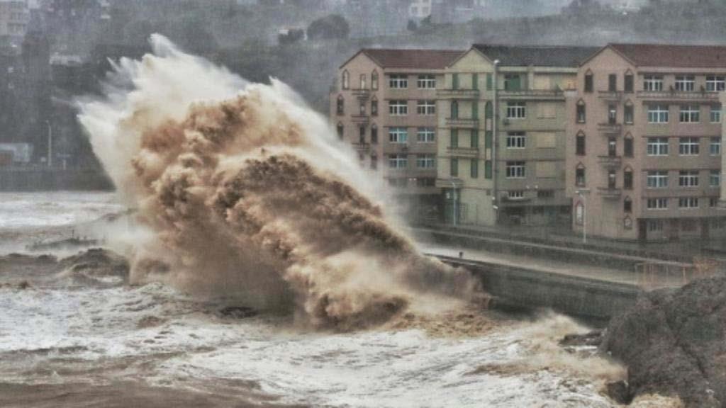 أمواج عالية تضرب شواطىء اقليم زهيجيانغ الصيني