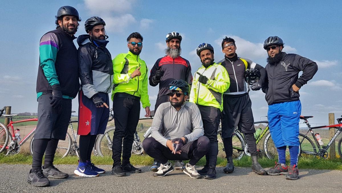 رحلة 8 حجاج من لندن إلى مكة على الدراجة