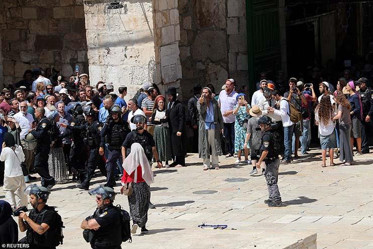 158 مستوطنا يقتحمون "الأقصى" بحراسة شرطة الاحتلال 