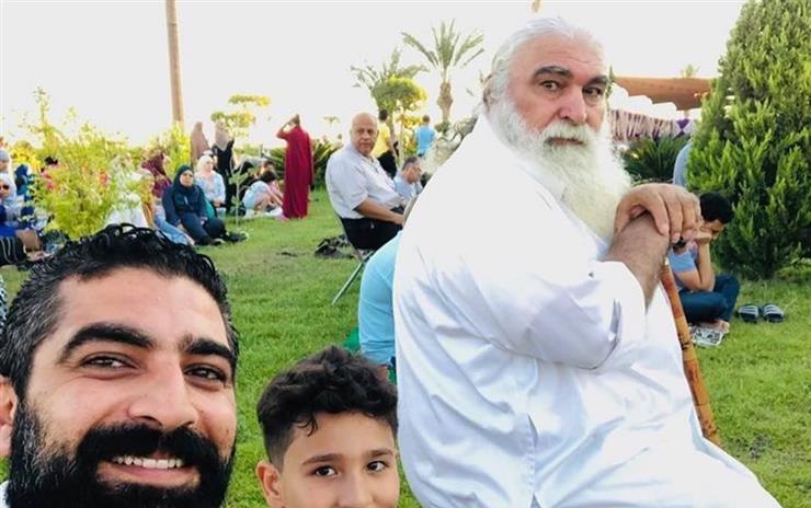فادي خفاجة ووالده أثناء صلاة العيد