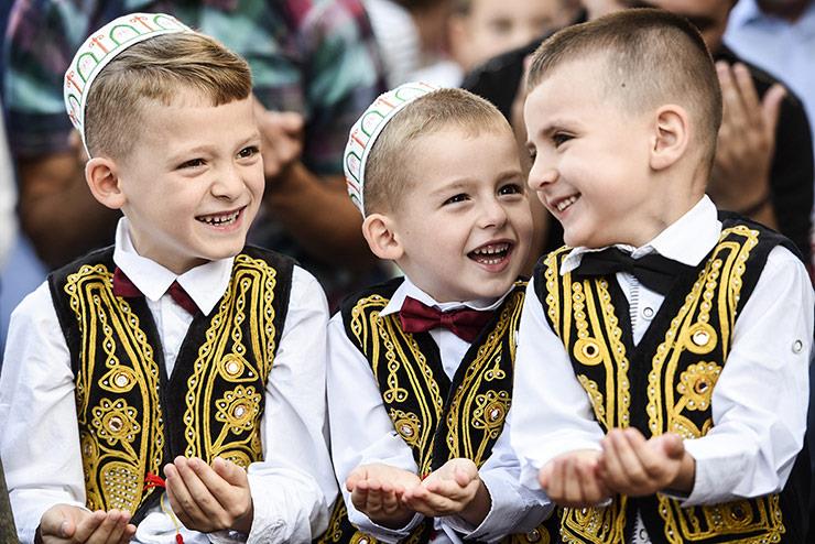 أطفال أثناء صلاة العيد في كوسوفو - أرشيفية