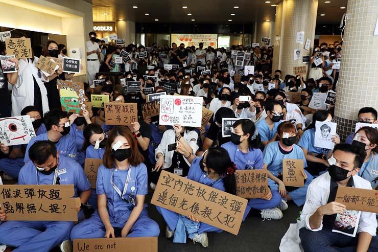 سيطر المتظاهرون على مناطق بمطار هونج كونج 