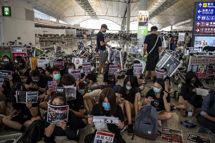 سيطر المتظاهرون على مناطق بمطار هونج كونج  