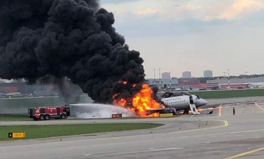 اشتعال النيران في طائرة