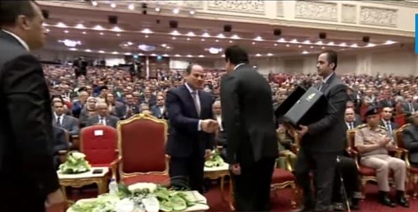 وزير التعليم العالي يهدي الرئيس درع عيد العلم