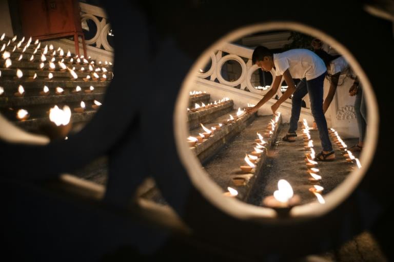 مواطنون يضيئون الشموع إحياء لذكرى ضحايا هجمات عيد 