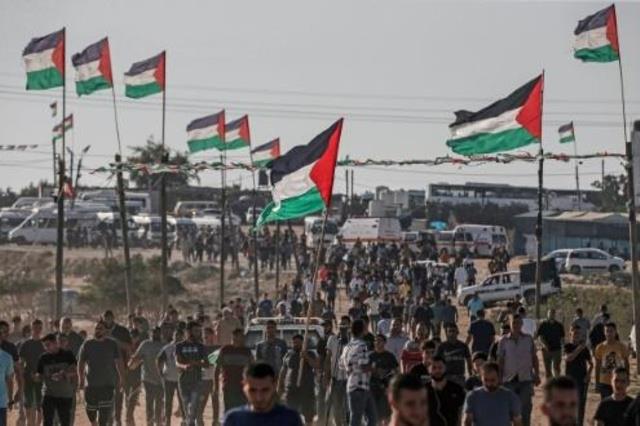 فلسطينيون يتظاهرون قرب الحدود مع اسرائيل في غزة