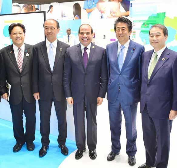 الرئيس السيسي يتفقد أجنحة معرض منظمة اليابان للتجا