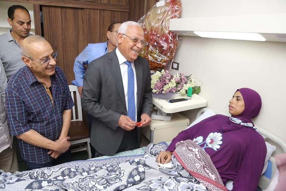 محافظ بورسعيد خلال زيارته للمعلمة في المستشفي
