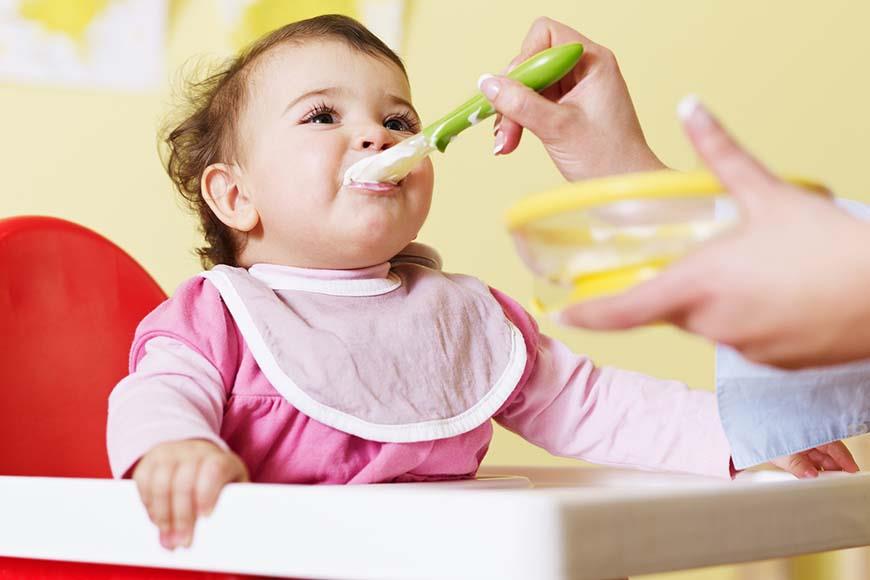 للأمهات.. احذري السكر الزائد بوجبات الرضع الجاهزة