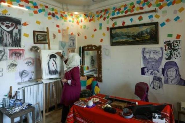 الفنانة السورية أماني العلي في مشغلها في إدلب